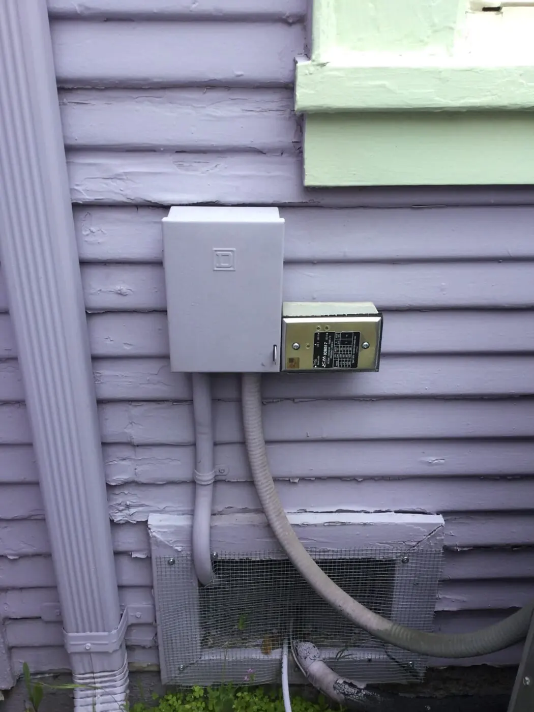 AC electrical disconnect mounted on the exterior wall of a home in San Jose, CA 95126